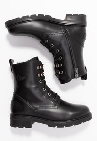 Stivaletti neri in pelle con suola chunky, occhielli metallici e chiusura con zip. Presentano una finitura testurizzata e un colletto imbottito per il massimo comfort.