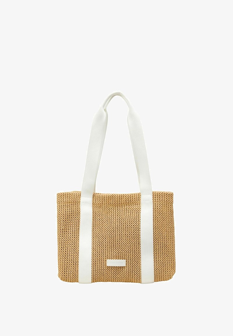 Geflochtene Strohtasche in Beige mit weißen Stoffgriffen, rechteckiger Form und einem dezenten Logo-Detail auf der Vorderseite.
