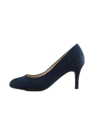 Tumši zila zamšādas augstpapēžu kurpe ar noapaļotu purngalu un 3 collu stiletto papēdi, kurai ir gluda tekstūra un smalks izgriezums pie augšdaļas.