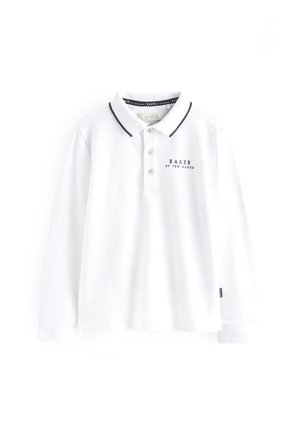 Bela polo majica z dolgimi rokavi, izdelana iz bombaža, z ovratnikom z mornarsko obrobo, tremi gumbi in napisom "BAKER by TED BAKER" v črni barvi.