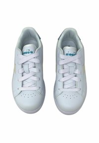 Zapatillas blancas con parte superior de cuero suave, puntera redonda, detalles perforados y cordones planos. Presenta un logo en la lengüeta y el talón.