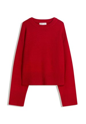 Rød strikket sweater med lange ærmer, ribstrikkede manchetter, kant og rund hals, vist på en hvid baggrund.
