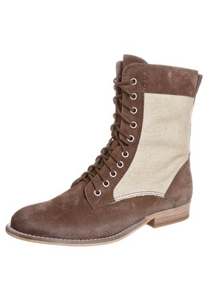 Bruine suède veterlaarsjes met beige canvas zijpanelen en lage houten hak.