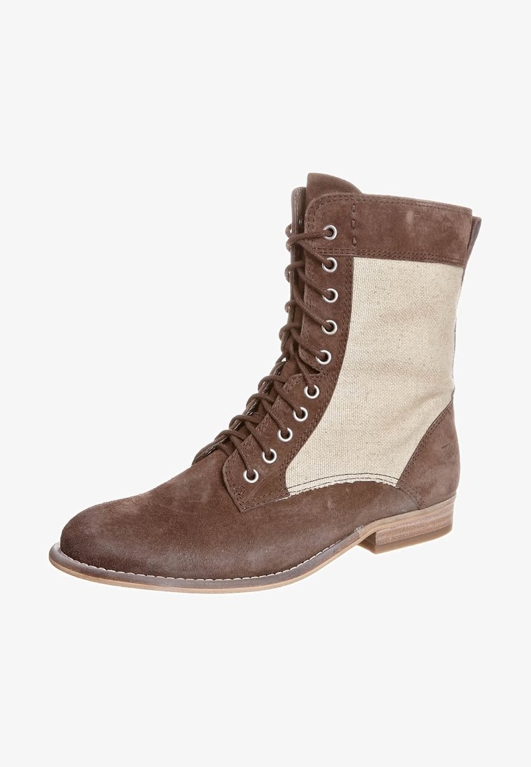 Bottine en daim marron à lacets avec panneaux latéraux en toile beige et petit talon en bois.