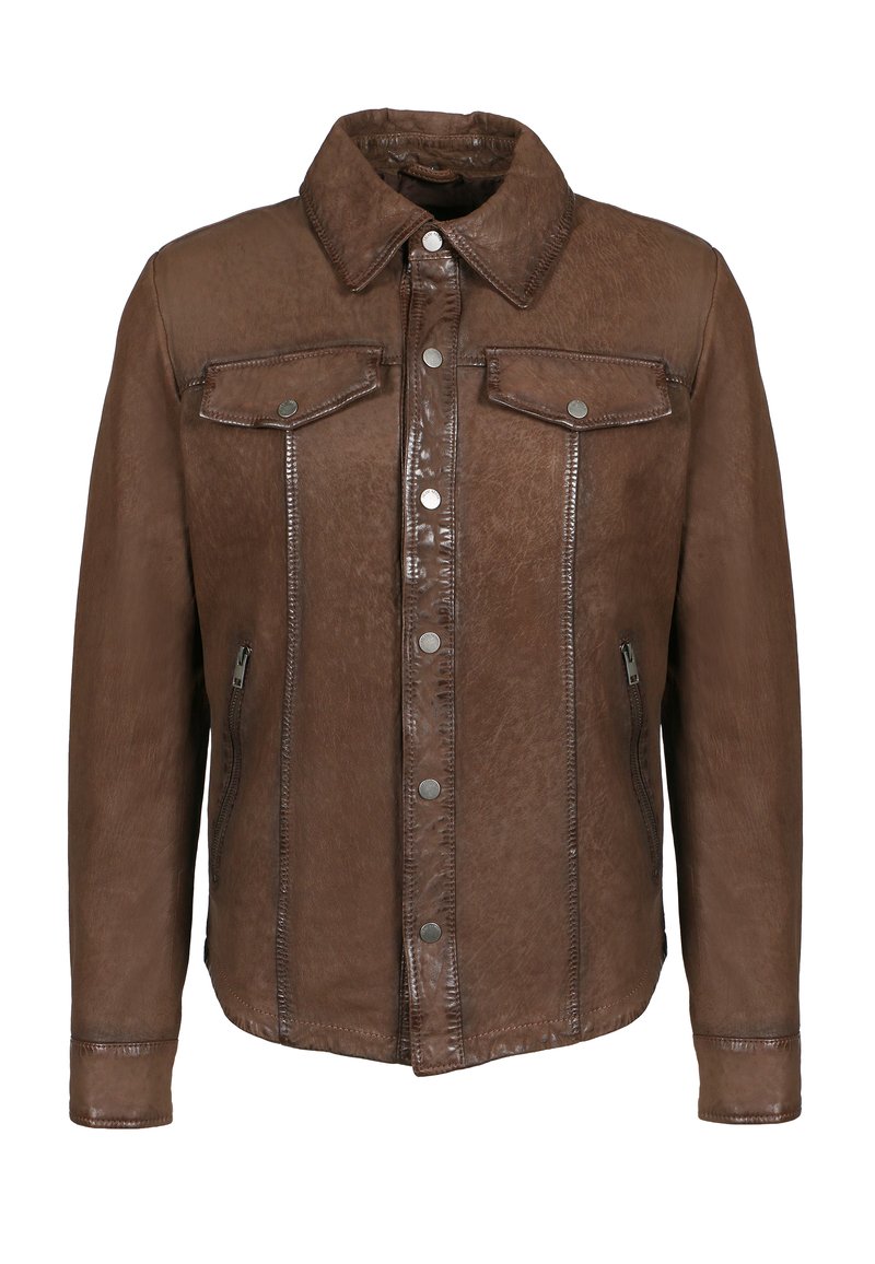 Giacca in pelle marrone con colletto classico, chiusura frontale con bottoni a pressione, due tasche sul petto, tasche laterali con zip e dettagli di cuciture visibili.