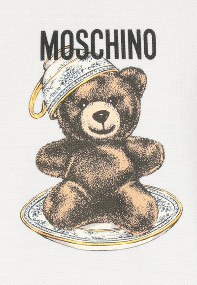 Illustrazione di un orso bruno su sfondo bianco, con un cappello a righe blu e bianche, seduto su un piatto decorativo, con il testo "MOSCHINO" sopra.