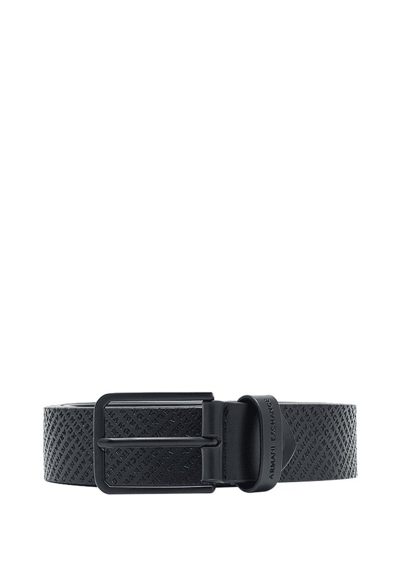 Cinturón de cuero negro texturizado con hebilla metálica rectangular y marca en relieve. El diseño es simple con una superficie estampada.