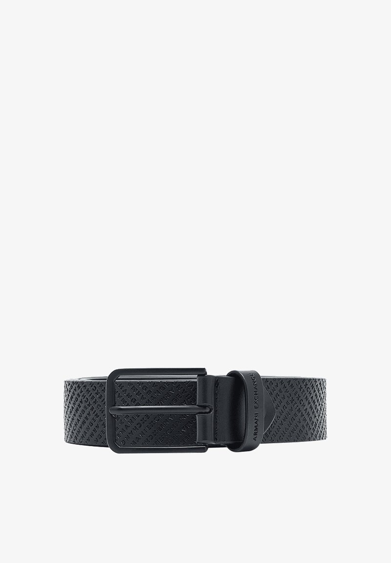 Cinturón de cuero negro texturizado con hebilla metálica rectangular y marca en relieve. El diseño es simple con una superficie estampada.