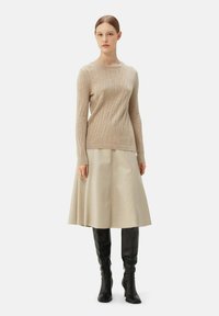 GOBI Cashmere MIT R-AUSSCHNITT - Stickad tröja - beige