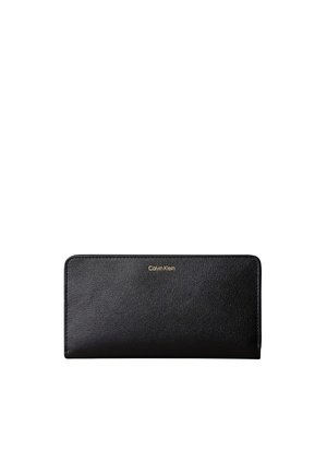 Μαύρο δερμάτινο πορτοφόλι Calvin Klein με υφή στην επιφάνεια και χρυσό λογότυπο στο κέντρο μπροστά, σε λευκό φόντο.