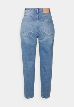 Lyseblå højtaljede straight-leg denimjeans med to baglommer og en brun læderbrandmærkat på linningen.