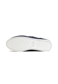 Granatowe sneakersy z gumową podeszwą, teksturowaną białą podeszwą i minimalistycznymi akcentami. Projekt koncentruje się na smukłej sylwetce i funkcjonalności.