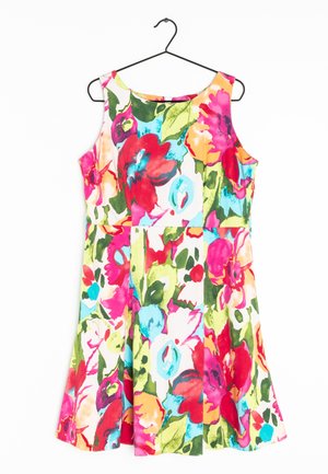 Robe sans manches longueur genou avec un large décolleté, présentant un motif floral vibrant en nuances de rouge, rose, vert, bleu et jaune sur un fond blanc.