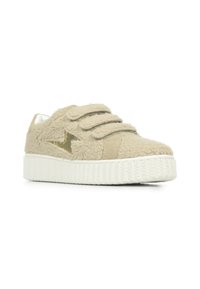 Sneaker beige peloso con cinturini in Velcro, caratterizzato da un accento dorato e una suola in gomma bianca testurizzata. Forma arrotondata, materiale morbido.