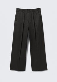 Pantalones negros de pierna ancha con una textura suave, que presentan dos bolsillos frontales y una cintura ligeramente elevada.