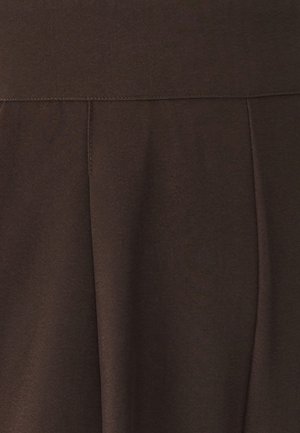 Braun tekstilna krila s gladko teksturo, nagubanim dizajnom in širokim pasom z urejenim šivanjem.