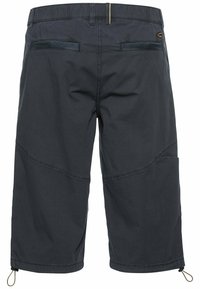Dunkelgraue Cargo-Shorts aus leichtem Material mit einem Kordelzugsaum, zwei Gesäßtaschen und schrägen Vordernähten.