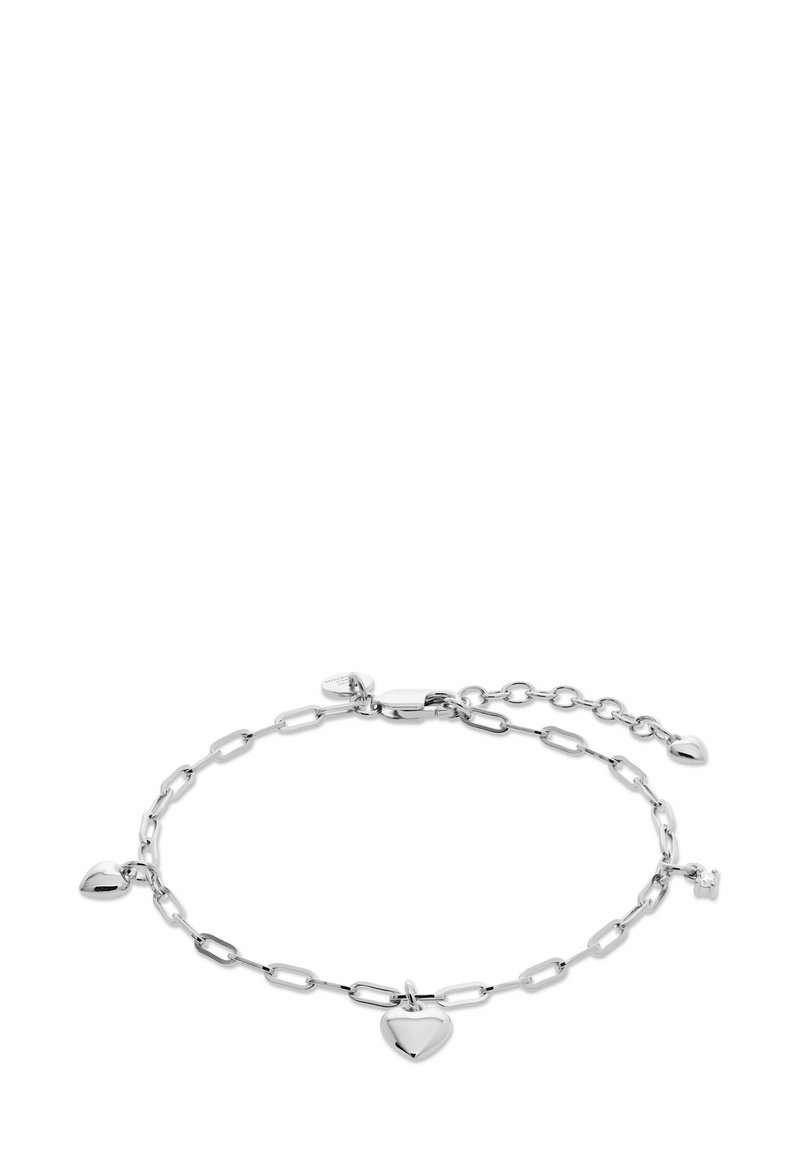 Bracciale d'argento con catene allungate e tre piccoli ciondoli a forma di cuore pendenti. Il design include un moschettone e lunghezza regolabile.