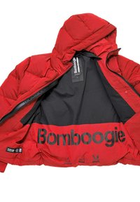 Rode pufferjack met een capuchon, met een zwarte binnenkant en een groot "Bombogie" logo over de onderste voering. Glad textuur, gewatteerd ontwerp.