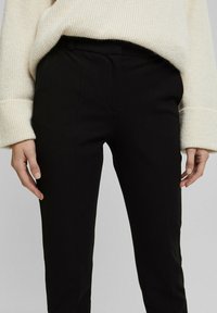 Svarta skräddarsydda byxor i en mjuk tygkvalitet, med en klassisk passform, sidfickor och framfickor för en strukturerad detalj.