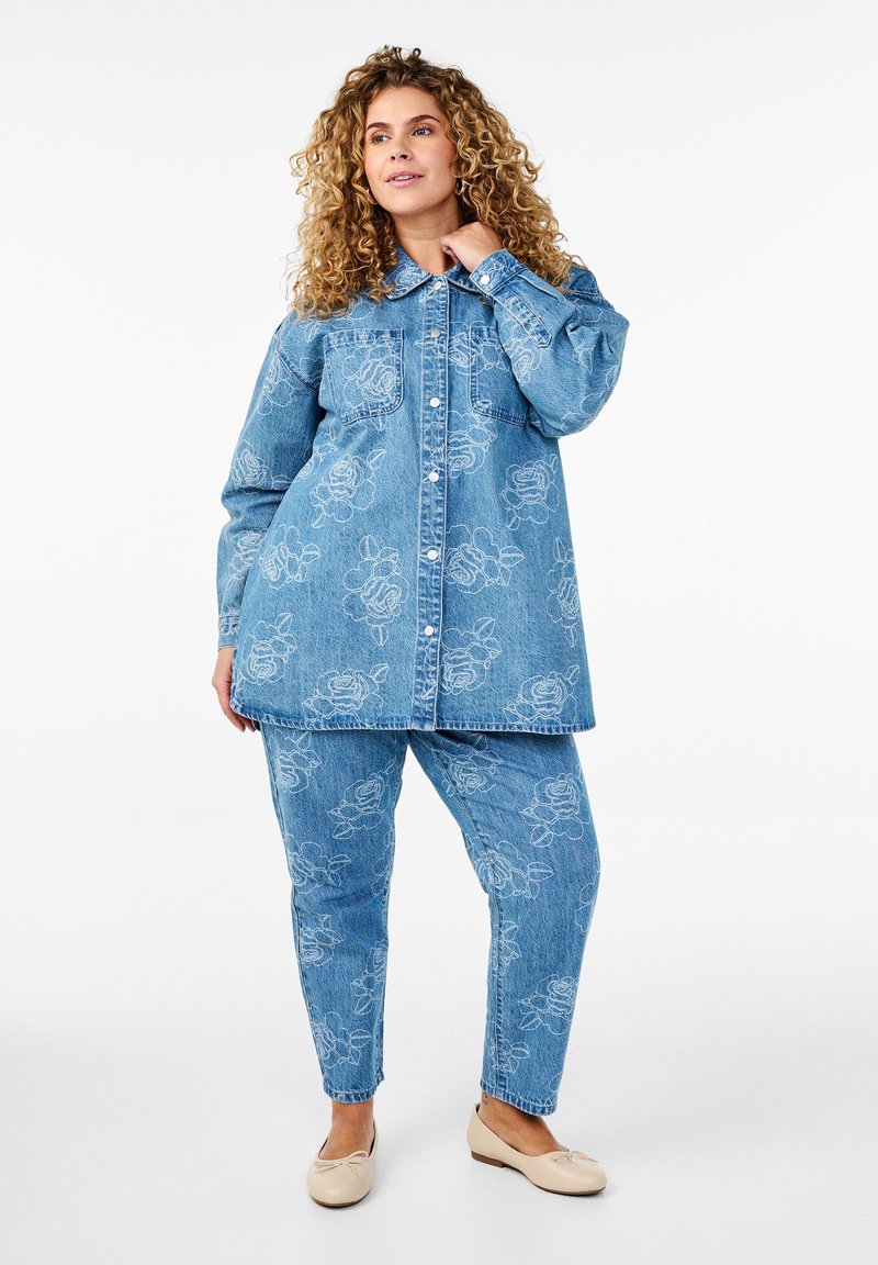 Zizzi - MILLE MIT GEBLÜMTEM MUSTER - Jeans fuselé - light blue denim, Agrandir