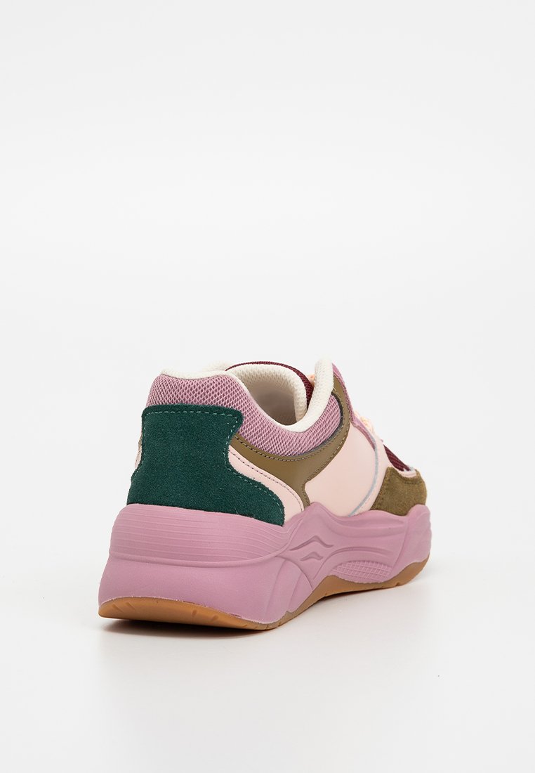 Multikleurige sneakers met een roze mesh bovenwerk, groene suède accenten, bruine en crèmekleurige overlays en een chunky paarse zool met een gestructureerde afwerking.