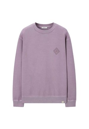 Lavendel kleurige sweater met lange mouwen en een ronde hals, met geribde boorden en zoom, met een klein geborduurd diamantvormig logo op de linkerborst.