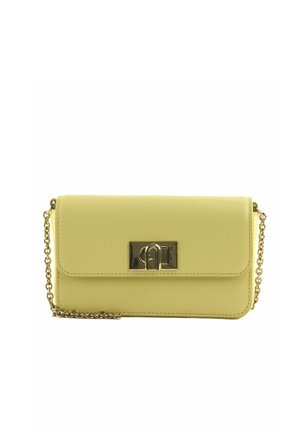 Petit sac pochette rectangulaire en cuir jaune pâle avec bandoulière en chaîne dorée et fermoir rectangulaire doré sur le rabat avant.