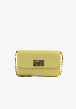 Petit sac pochette rectangulaire en cuir jaune pâle avec bandoulière en chaîne dorée et fermoir rectangulaire doré sur le rabat avant.