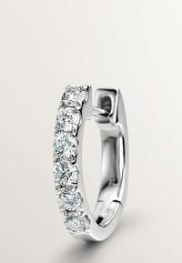 Pendientes de aro de plata que cuentan con una fila de piedras redondas transparentes y brillantes alternas a lo largo del borde frontal, con una textura suave y un acabado pulido.