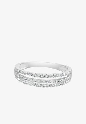 Srebrni prsten s tri isprepletene trake, s redom malih prozirnih kamenčića duž gornjeg ruba. Glatka, polirana završna obrada.