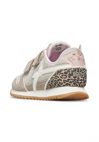Sneaker in suede beige con dettagli in rete, accenti bianchi e un tallone in stampa leopardata. Caratterizzato da fasce in Velcro e una suola in gomma testurizzata.