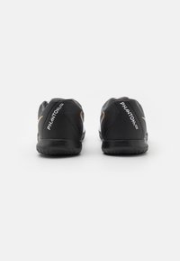 Nike Performance PHANTOM GX 2 ACADEMY IC - Botines de fútbol sala - white/black/metallic gold coin