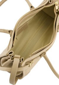 Beige lædertaske med gyldne lynlåse. Den åbne top afslører et rummeligt indre foret med letstof. Har flere rum til organisering.