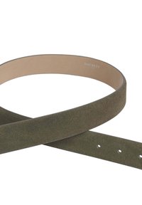 Cinturón de ante verde oliva con una textura suave, que cuenta con un forro interior en tono marrón y múltiples agujeros para un ajuste ajustable.