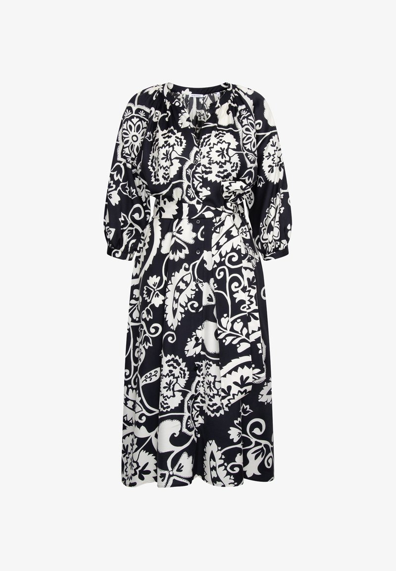 Robe midi à motif floral noir et blanc, manches trois-quarts bouffantes, décolleté en V, fermeture boutonnée sur le devant et ceinture en tissu assortie.