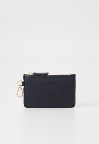 Portafoglio in pelle blu navy con compartimento con zip, hardware dorato e logo impresso. Presenta una clip e un design pulito e minimalista.