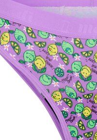Des sous-vêtements en coton violet ornés d'un motif de citrons, de limes et de tranches de lime souriants, accompagnés de feuilles vertes et de fleurs blanches.