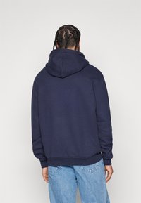 Sudadera marinera con una gran capucha ajustable, puños y dobladillo acanalados. Tejido suave con una textura lisa, que presenta un ajuste relajado.