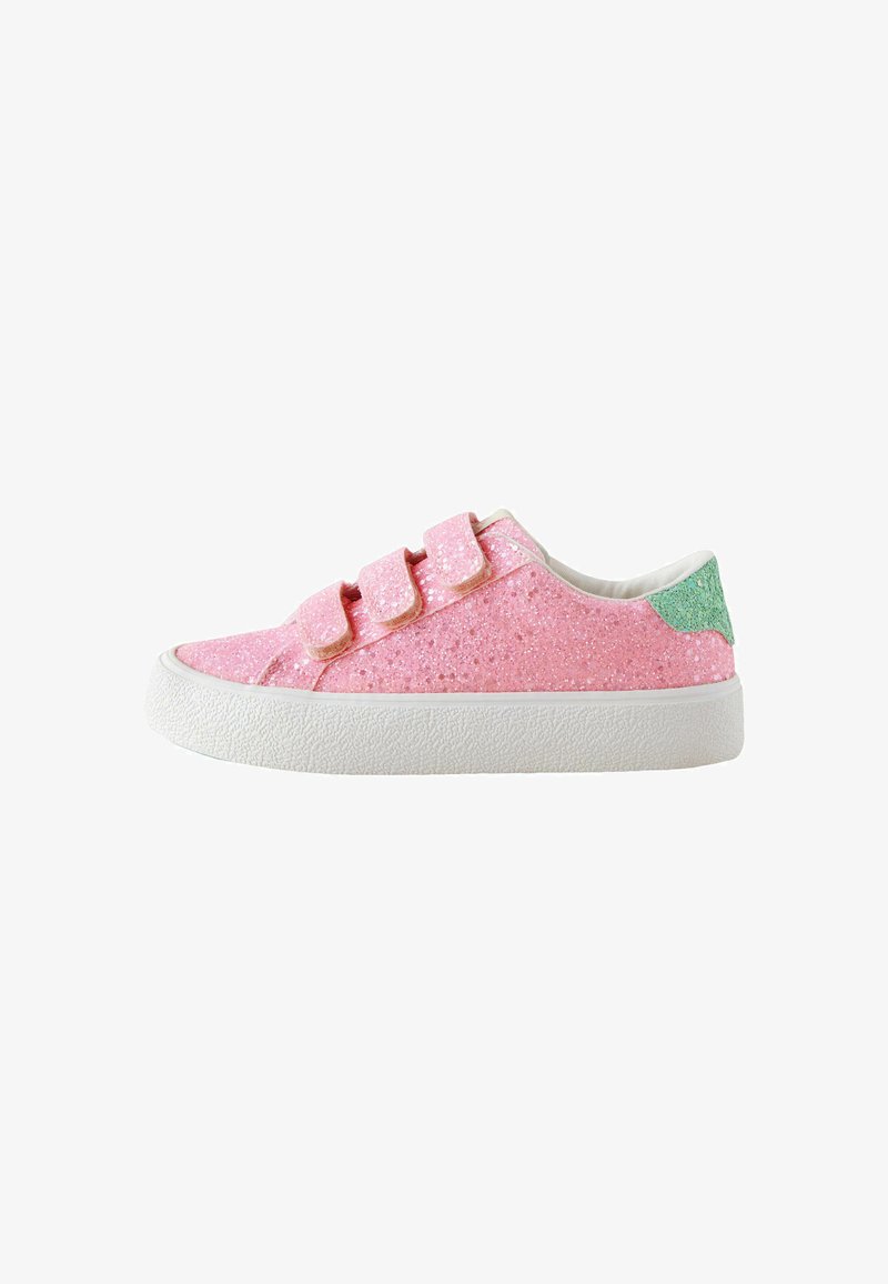 Różowy błyszczący sneaker dziecięcy z trzema paskami na rzep i zielonym błyszczącym elementem na pięcie na białej gumowej podeszwie.