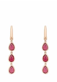 Orecchini a goccia in oro rosa con tre pietre preziose rosa a forma di pera, ognuna incastonata in una montatura liscia. Il design è elegante e stratificato.