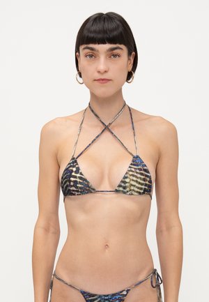Trīsstūra bikini ar zilu, zaļu un brūnu abstraktu rakstu; plānas, krustveida siksnas; mīksts materiāls; minimāla seguma; sasiet pie gurniem.