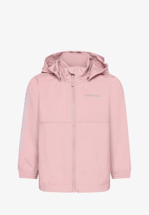 Roze windbreaker jas met een hoge kraag en ritssluiting, gecombineerd met bijpassende roze broek met marineblauwe accenten. Witte sneakers.