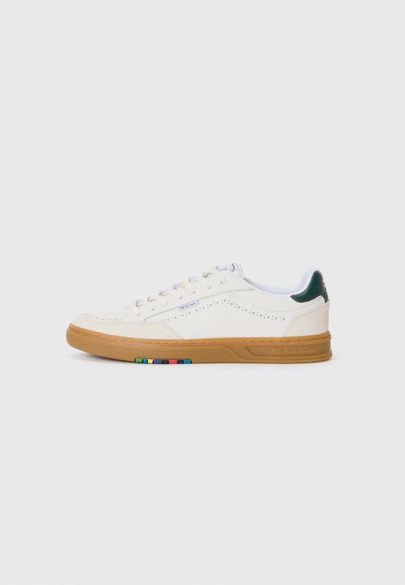 Weiße Leder-Sneaker mit Perforationsdesign, Gummisohle, grünem Fersenakzent und buntem Streifenmuster an der Seite.