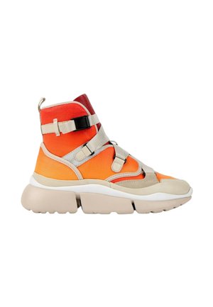 Højtop sneaker i nuancer af orange med beige stropper og trække-tab, tyk beige sål og kraftigt mønster til udendørs brug.