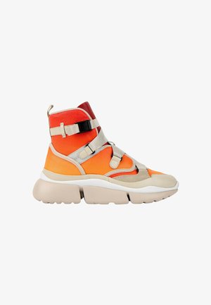 Højtop sneaker i nuancer af orange med beige stropper og trække-tab, tyk beige sål og kraftigt mønster til udendørs brug.