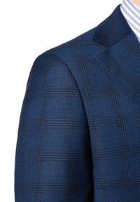 Niebieski marynarka w kratę z fakturowanej tkaniny o delikatnym połysku. Wzór zawiera ciemnoniebieskie i czarne linie, usztywnione klapy oraz dopasowany krój.