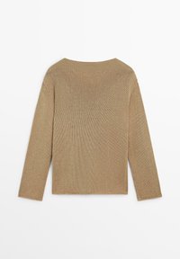 Maglione marrone chiaro a maniche lunghe in maglia con scollo rotondo, visto da dietro su uno sfondo bianco semplice.