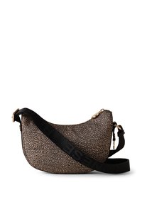 Sac hobo avec une surface texturée beurée et brune tachetée, matériel doré et une large bandoulière noire avec des lettres en relief.