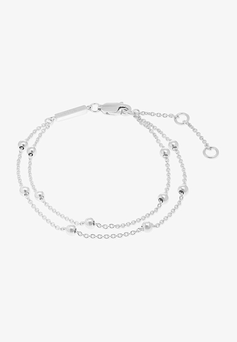 Zilveren armband met twee gelaagde kettingen, kleine bolvormige kralen en een karabijnsluiting, ontworpen met een verstelbare lengte en fijne details.
